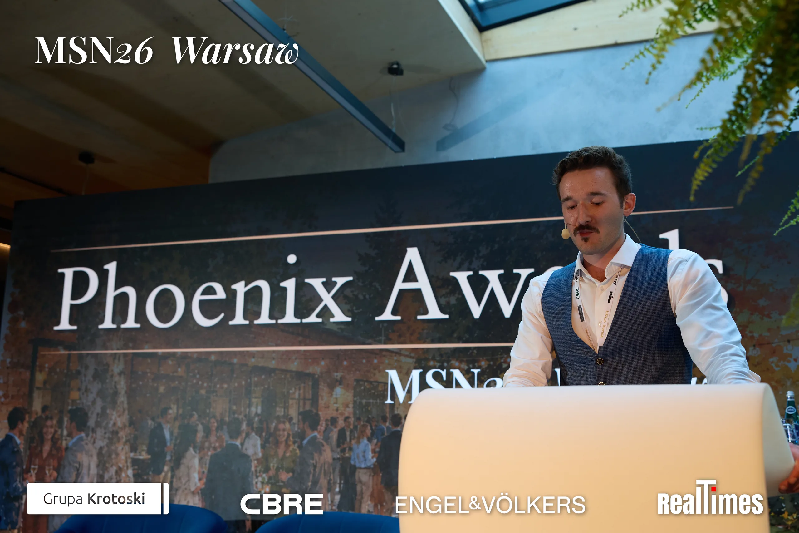 Mid-Summer Night 2026 at B'Fort, Warsaw: host at lectern, Phoenix Awards backdrop