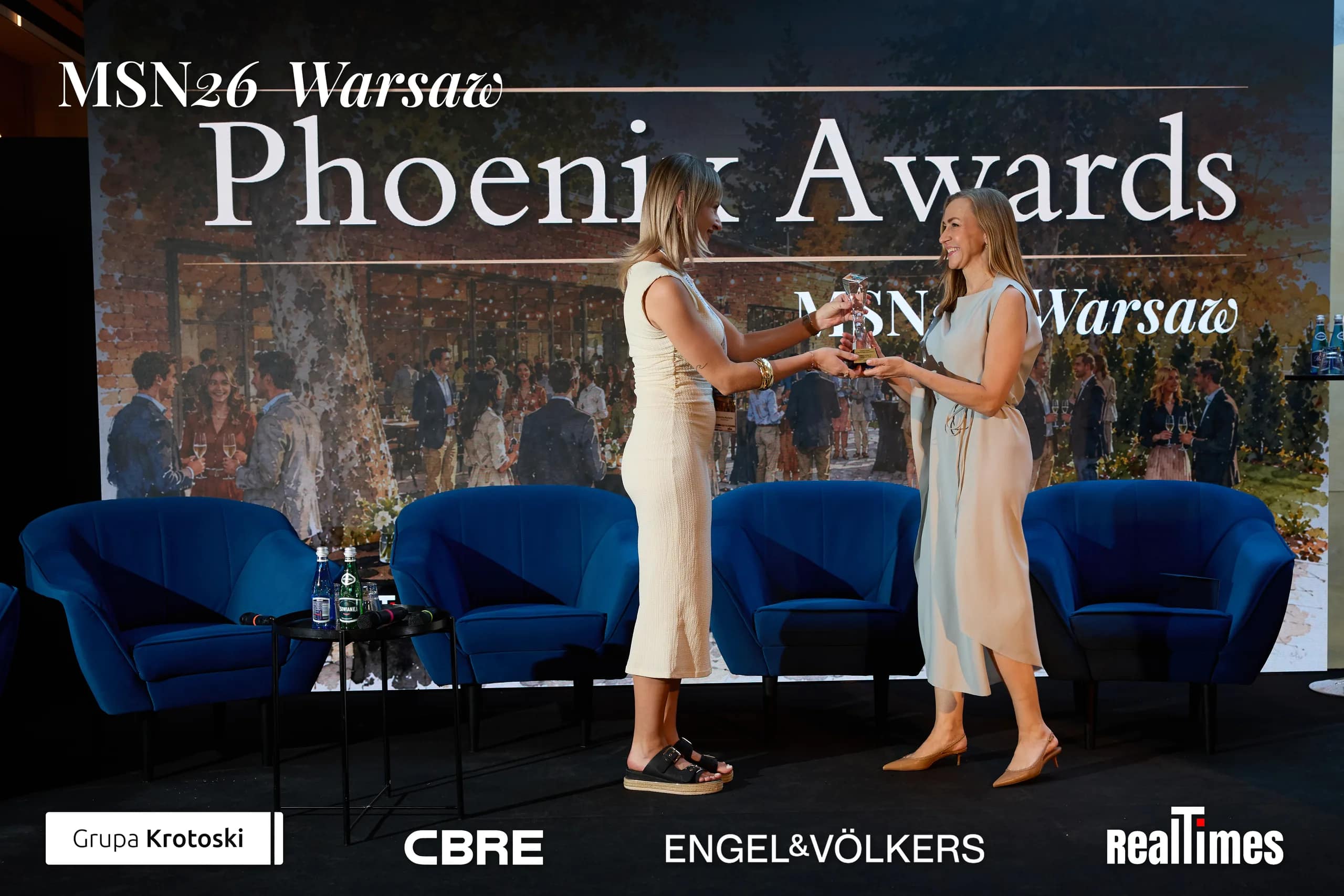 Mid-Summer Night 2026 at B'Fort, Warsaw: two women exchanging trophy on stage