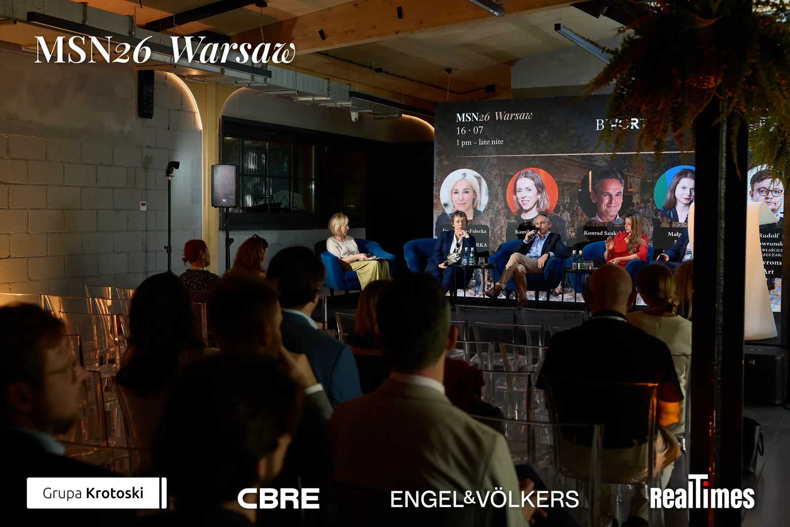 Scena Panelu II „Sztuka i kapitał” na MSN26 w B'Fort: pełny skład panelu przed publicznością.