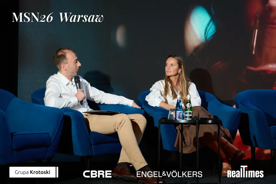Mid-Summer Night 2026 at B'Fort, Warsaw: seated stage talk, E&V logo bottom