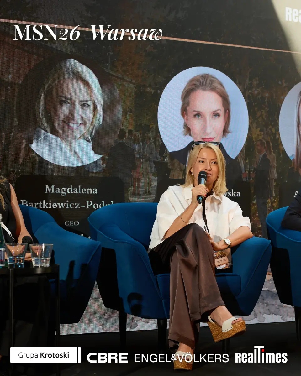 Mid-Summer Night 2026 at B'Fort, Warsaw: panelist with mic, Mroczek/Juszczyk cards