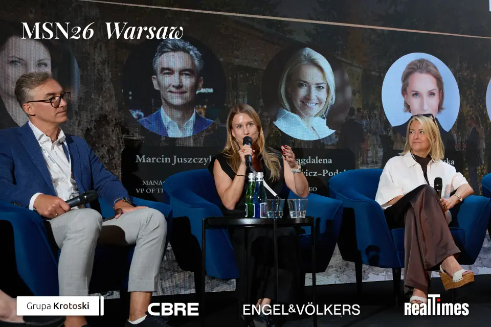 Mid-Summer Night 2026 at B'Fort, Warsaw: man + panelist gesturing on stage