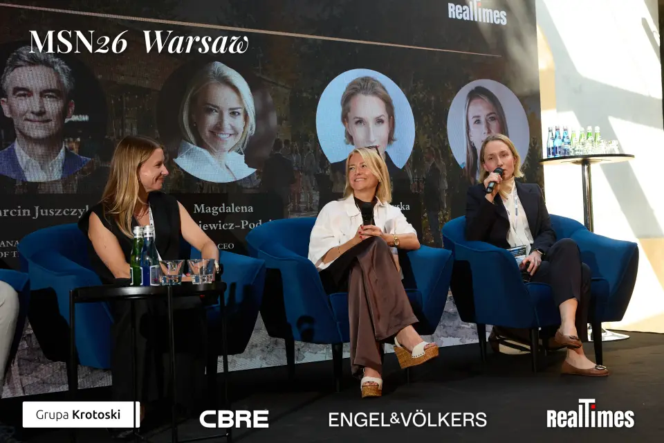 Mid-Summer Night 2026 at B'Fort, Warsaw: three panelists seated, Juszczyk card