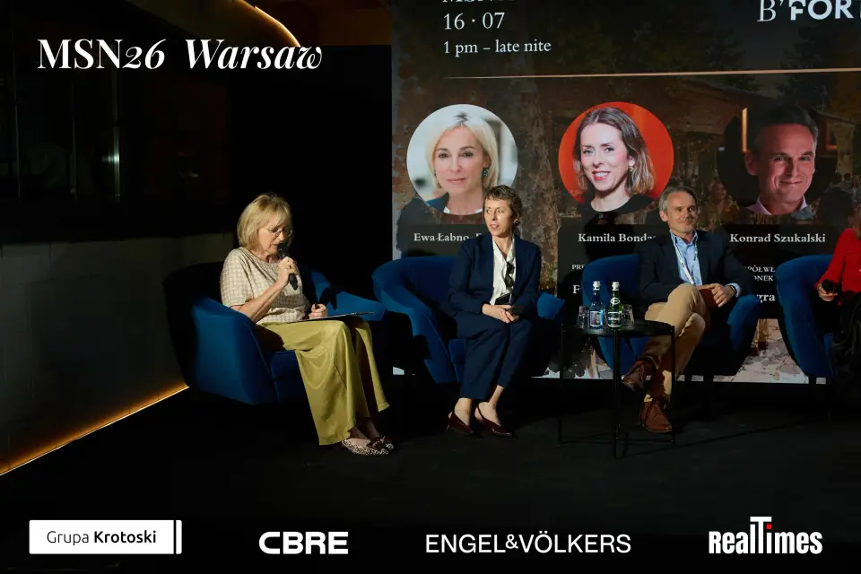 Mid-Summer Night 2026 at B'Fort, Warsaw: stage panel, moderator with mic, headshot screen
