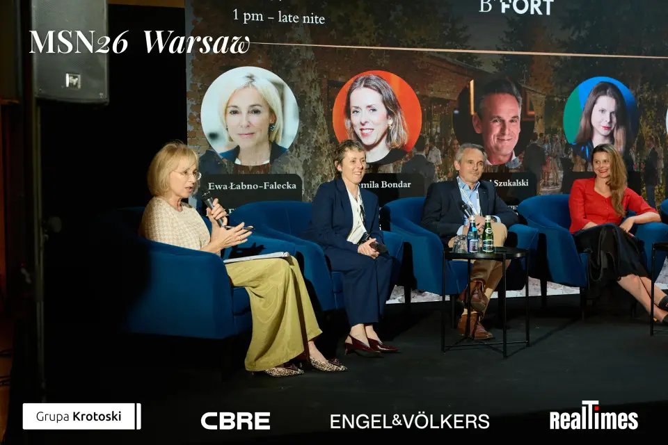 Mid-Summer Night 2026 at B'Fort, Warsaw: panelists row, one gesturing