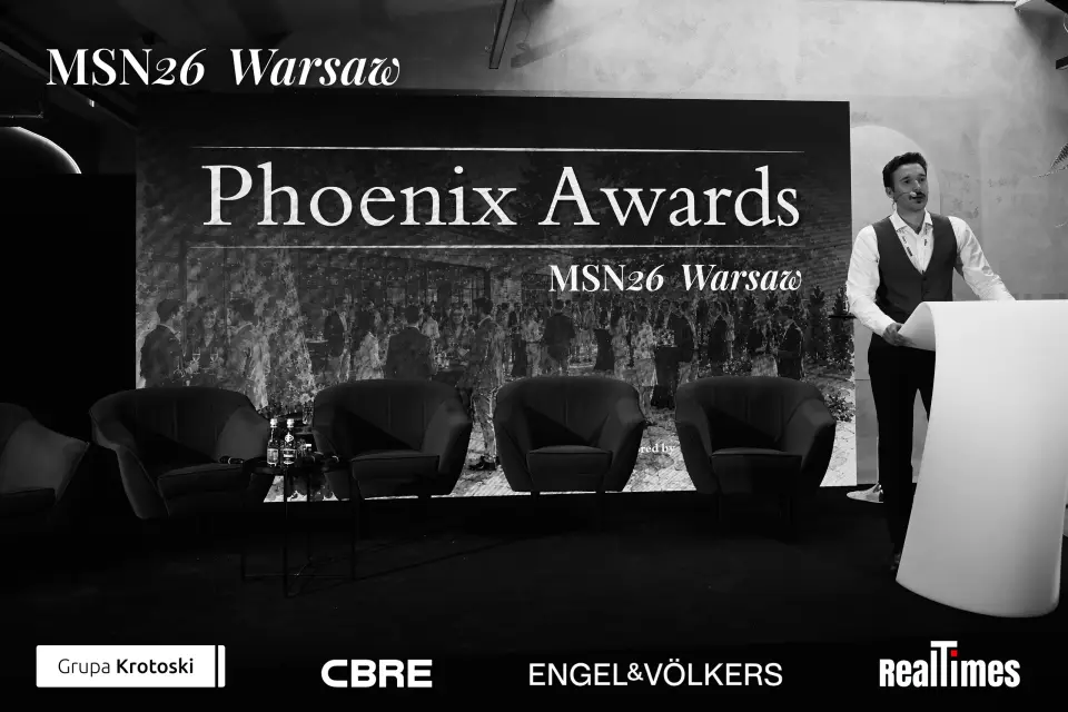 Mid-Summer Night 2026 at B'Fort, Warsaw: presenter with folder, Phoenix Awards stage