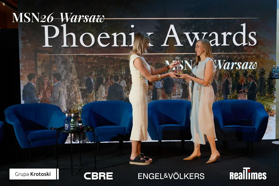 Mid-Summer Night 2026 at B'Fort, Warsaw: two women exchanging trophy on stage