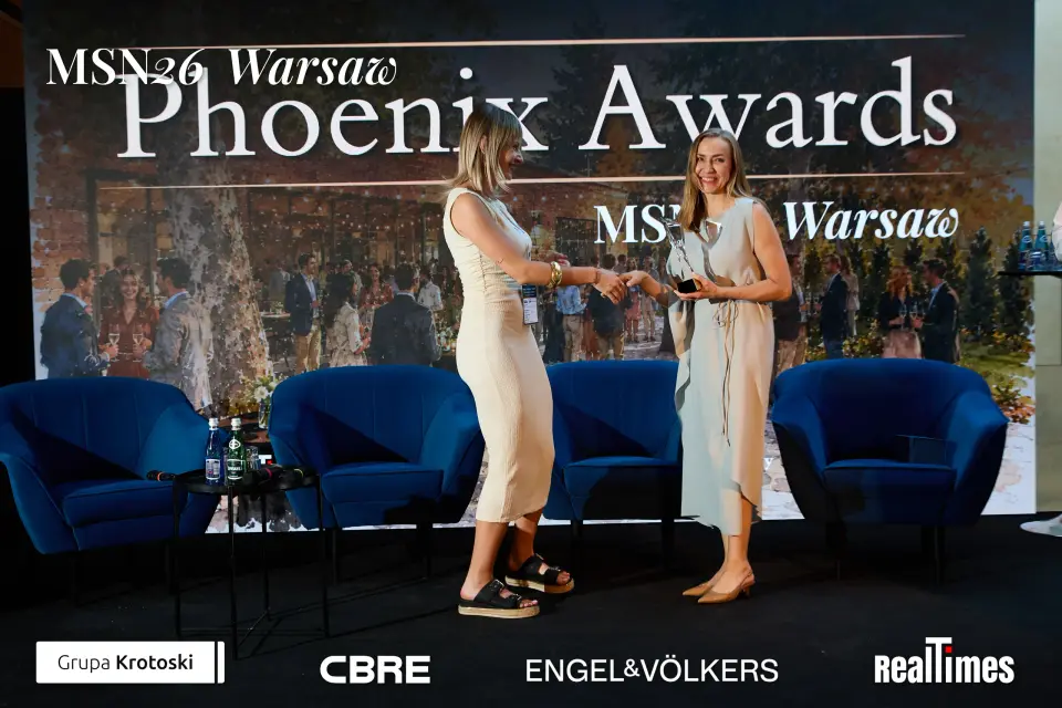 Mid-Summer Night 2026 at B'Fort, Warsaw: trophy handshake, Phoenix Awards backdrop
