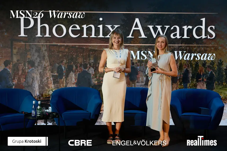 Mid-Summer Night 2026 at B'Fort, Warsaw: two women holding trophies, awards stage