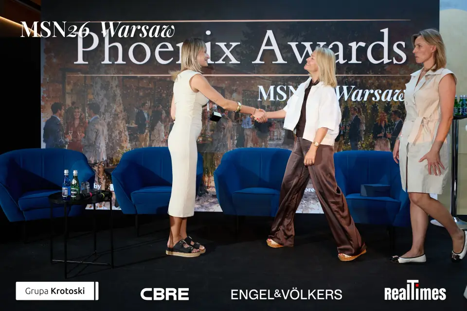 Mid-Summer Night 2026 at B'Fort, Warsaw: handshake on Phoenix Awards stage