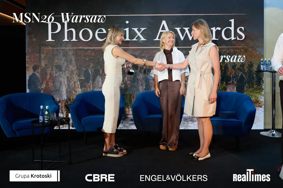 Mid-Summer Night 2026 at B'Fort, Warsaw: three women handshake, awards stage