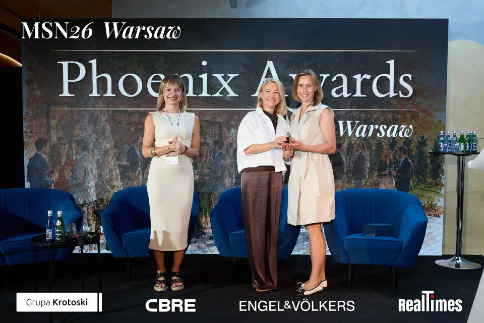 Mid-Summer Night 2026 at B'Fort, Warsaw: three women with trophy, awards backdrop