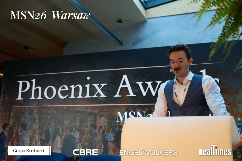 Mid-Summer Night 2026 at B'Fort, Warsaw: host at lectern, Phoenix Awards backdrop