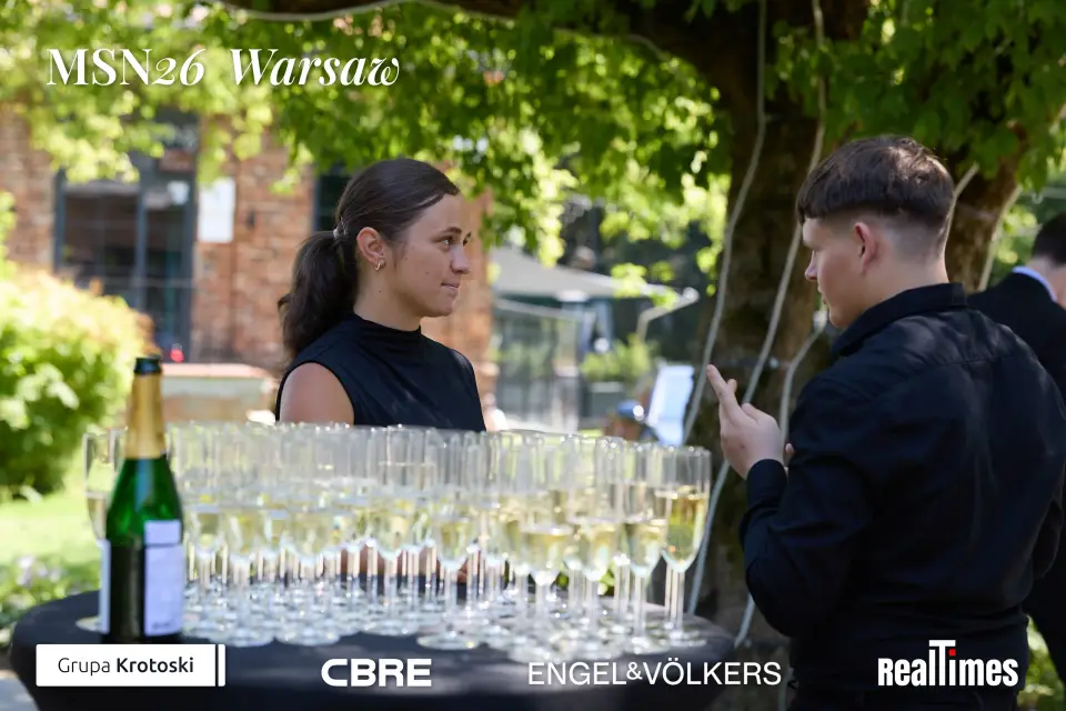 Mid-Summer Night 2026 at B'Fort, Warsaw: welcome drinks table, staff pouring