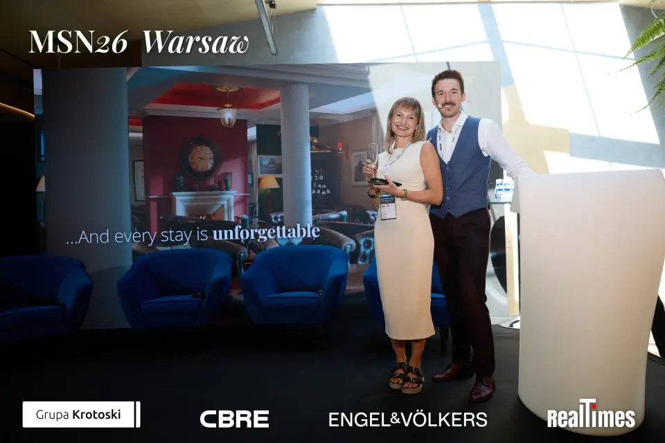 Mid-Summer Night 2026 at B'Fort, Warsaw: couple posing at branded photo backdrop