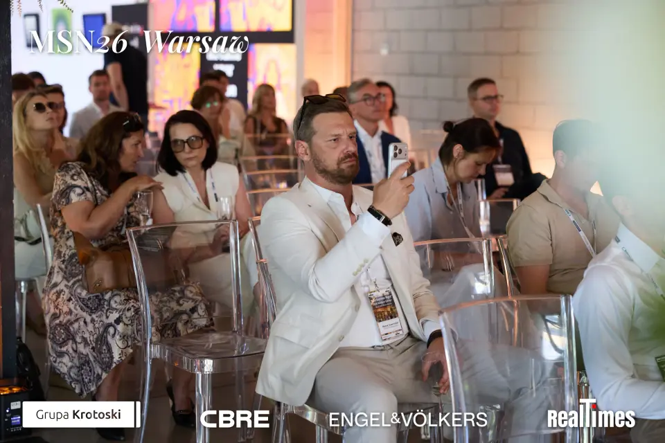 Mid-Summer Night 2026 at B'Fort, Warsaw: audience seated, attendee filming