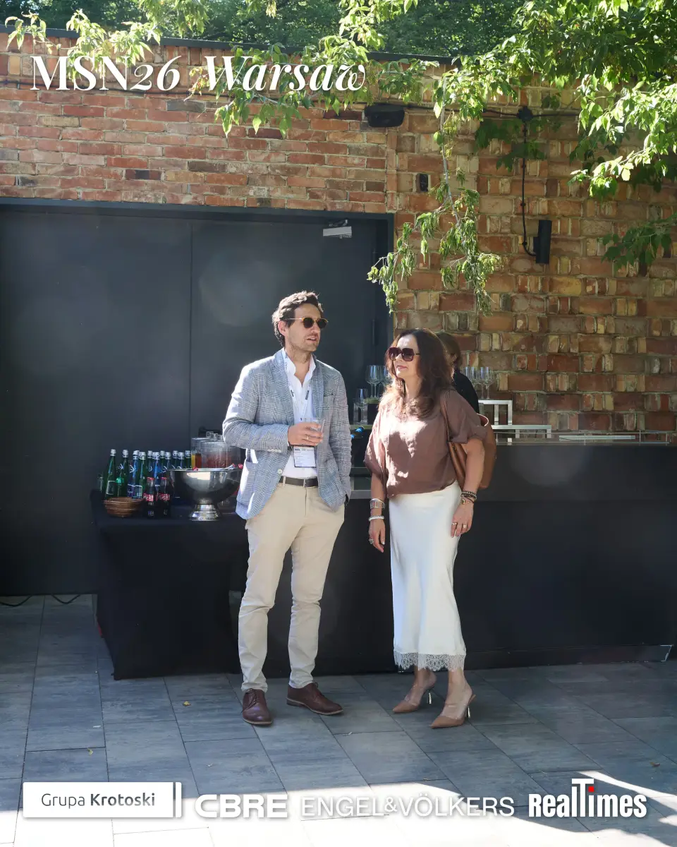 Mid-Summer Night 2026 at B'Fort, Warsaw: couple by garden bar, drinks, brick wall